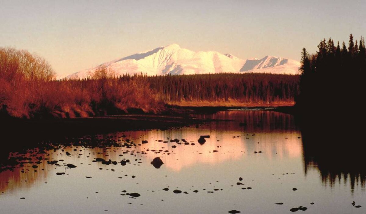 Осенью «Гнездо северного ветра» выглядит особенно сурово. Так смотрится гора из среднего течения Щугора