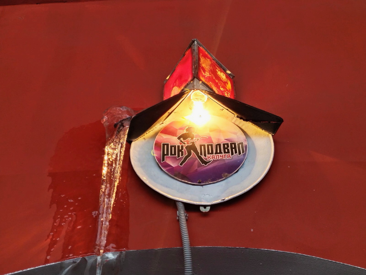 Фонарь над входом в музей. 