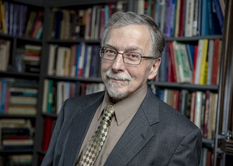 Джеймс Оверхолсер (J. Overholser) у себя, кажется, на кафедре.