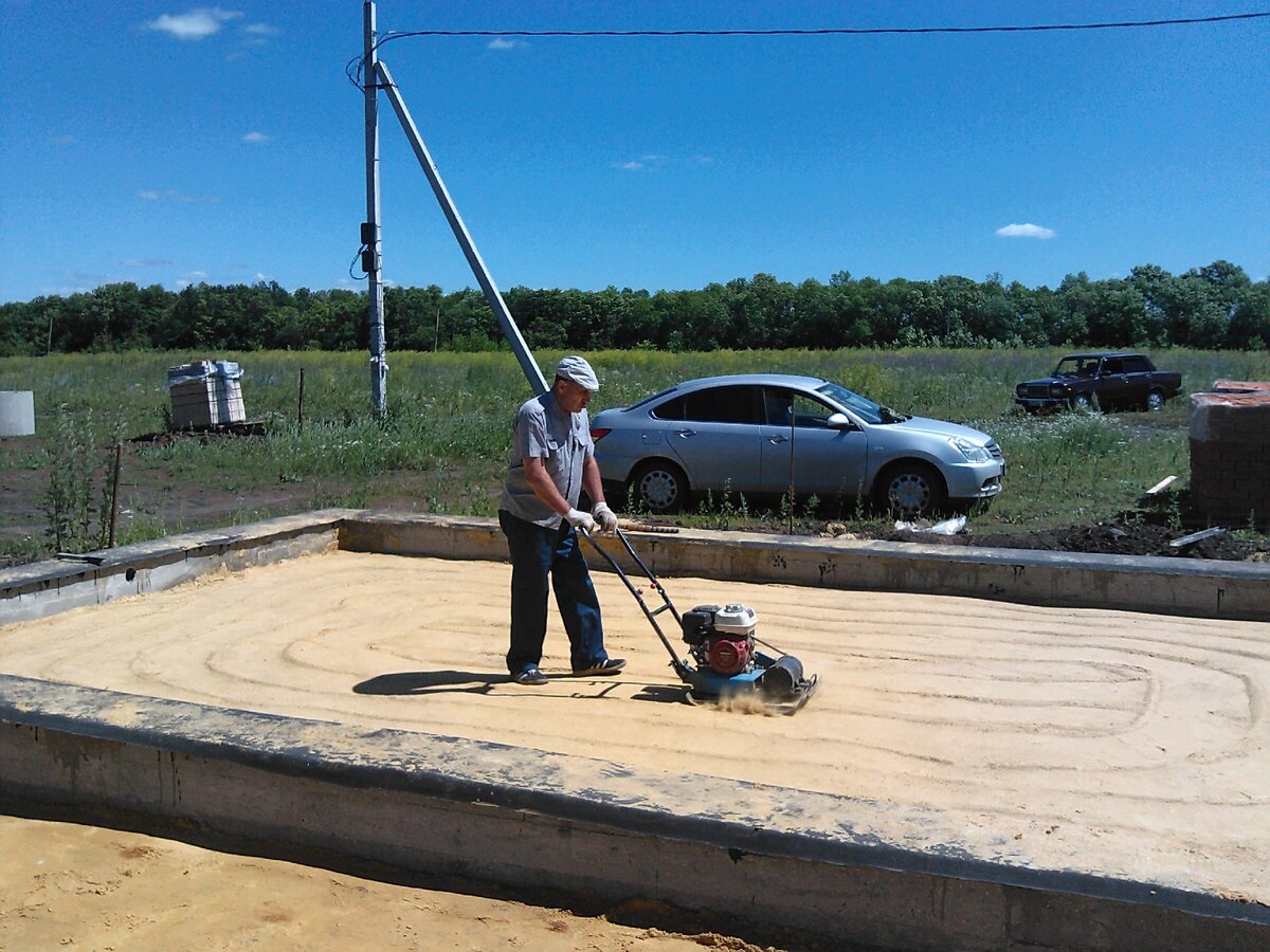 Но когда только начинали строить, большого ажиотажа на стройплощадке не было - помогал только батя... Вот он трамбует обратную засыпку из песка. @ Горбунов Сергей