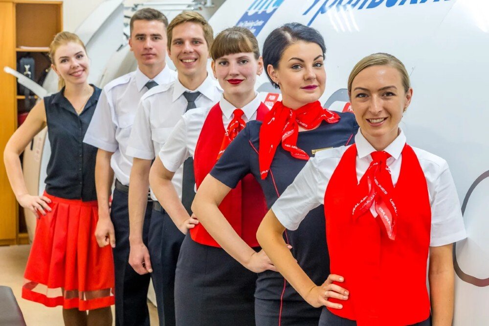 Учиться на стюардессу после 11 класса. Бортпроводник бизнес авиации. Уральские авиалинии бортпроводник. Стюардесса бизнес авиации. Учиться на стюардессу после 11 класса.