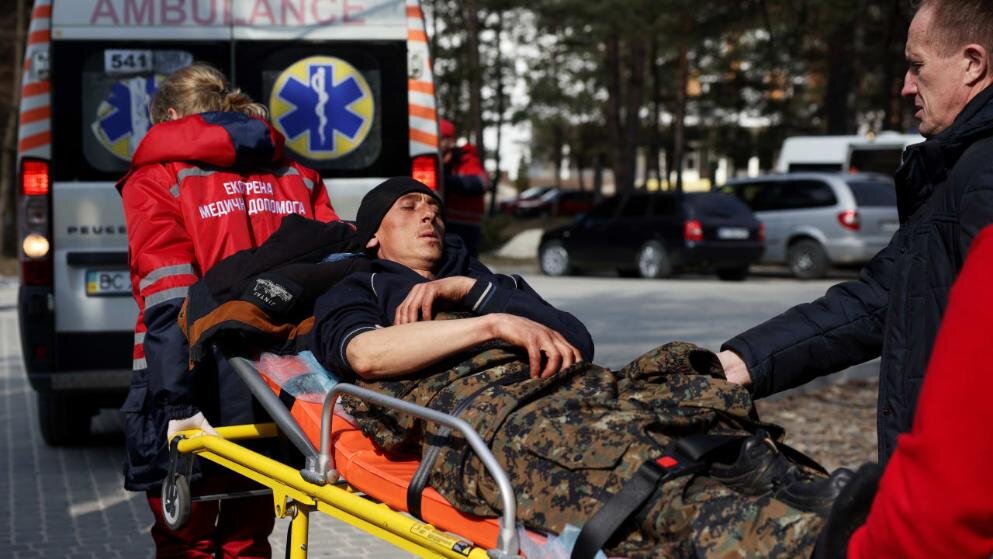 После нападения на базу в Явориве медики доставляют на лечение пострадавшего Фото: Getty Images