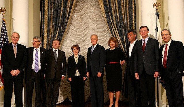 «Пятая колонна» прибыла на инструктаж в вашингтонский обком, точнее в посольство США в Москве. Инструктор - тогдашний вице-президент США Д. Байден.