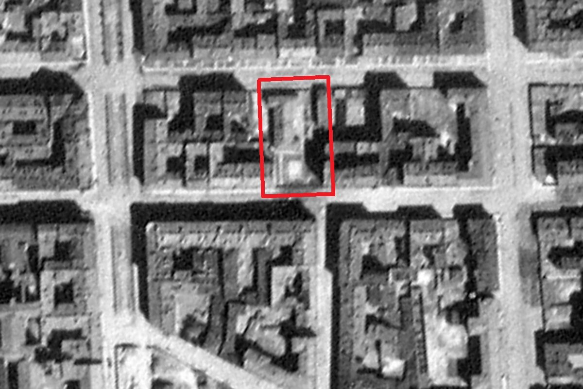 С помощью немецкой аэрофотосъёмки Ленинграда 1942 года отмечаем довольно массивное здание, расположенное со стороны Серпуховской улицы.