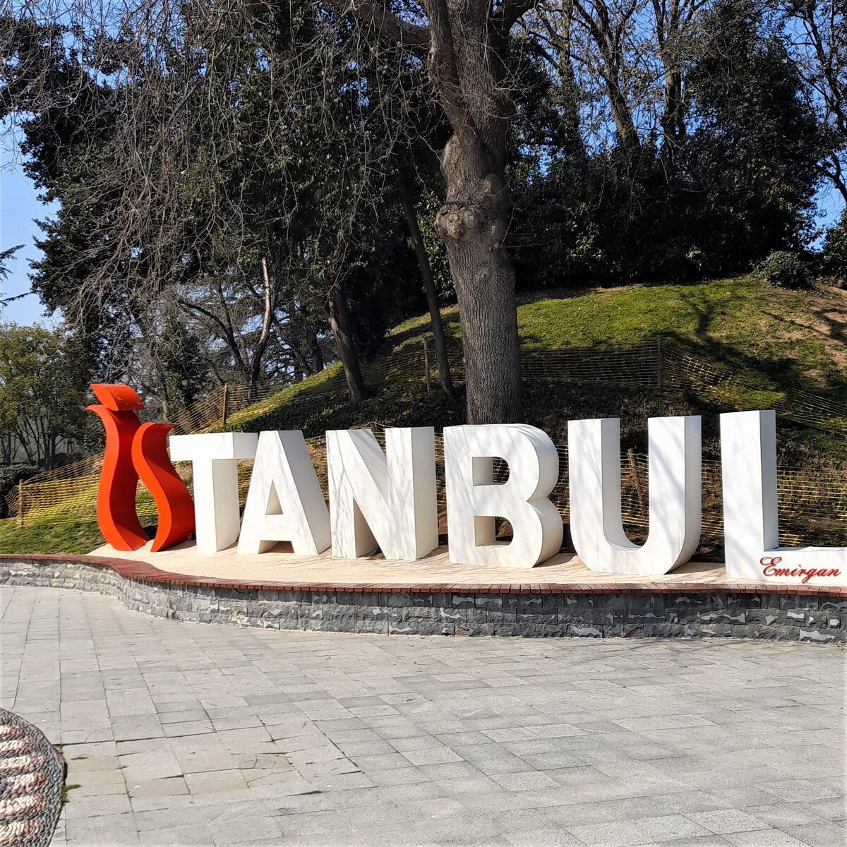 Надпись "Istanbul" в парке Эмирган