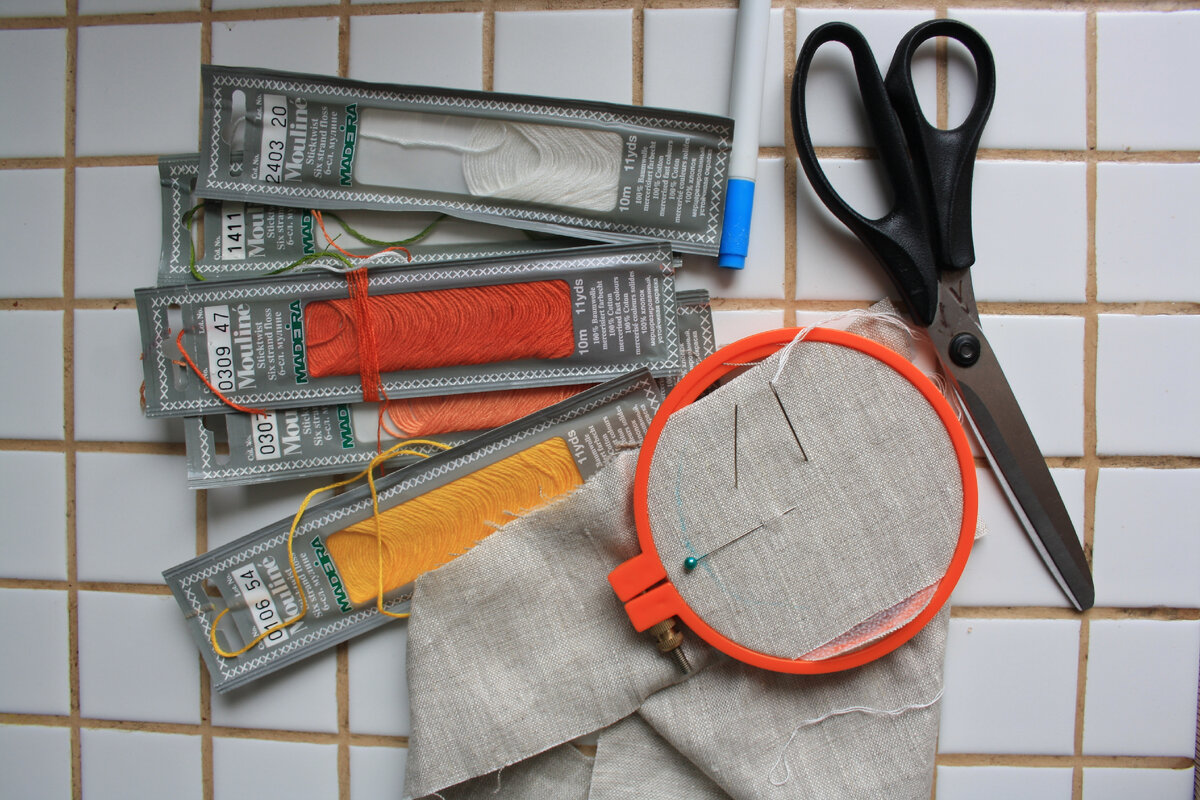 необходимые материалы: нитки мулине, ткань, пяльца, ножницы, булавка, две длинные иголки 