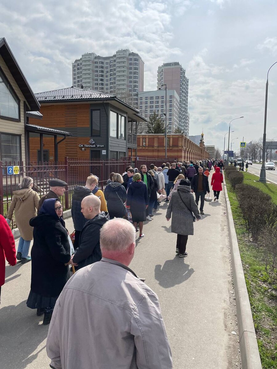 Это 23.04.2022 очередь в церковь в Москве. Тут в субботу принято паски святить. А у нас в Донецке так же в церковь в воскресенье шли, когда Союз развалился и ходить в церковь стало можно
