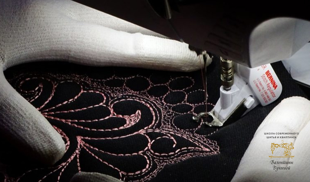 Эта «электронная» лапка отлично справляется с профессиональными швейными работами и со свободно-ходовой машинной стежкой на всех материалах.