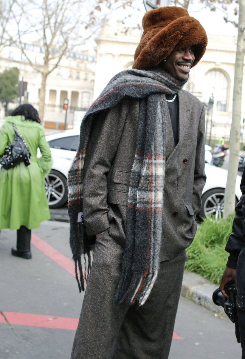 Меховая большая шапка с классическим серым пальто + многоцветный шарф в тон