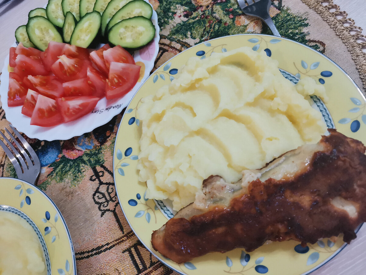 Пюре с рыбой в кляре и свежими овощами