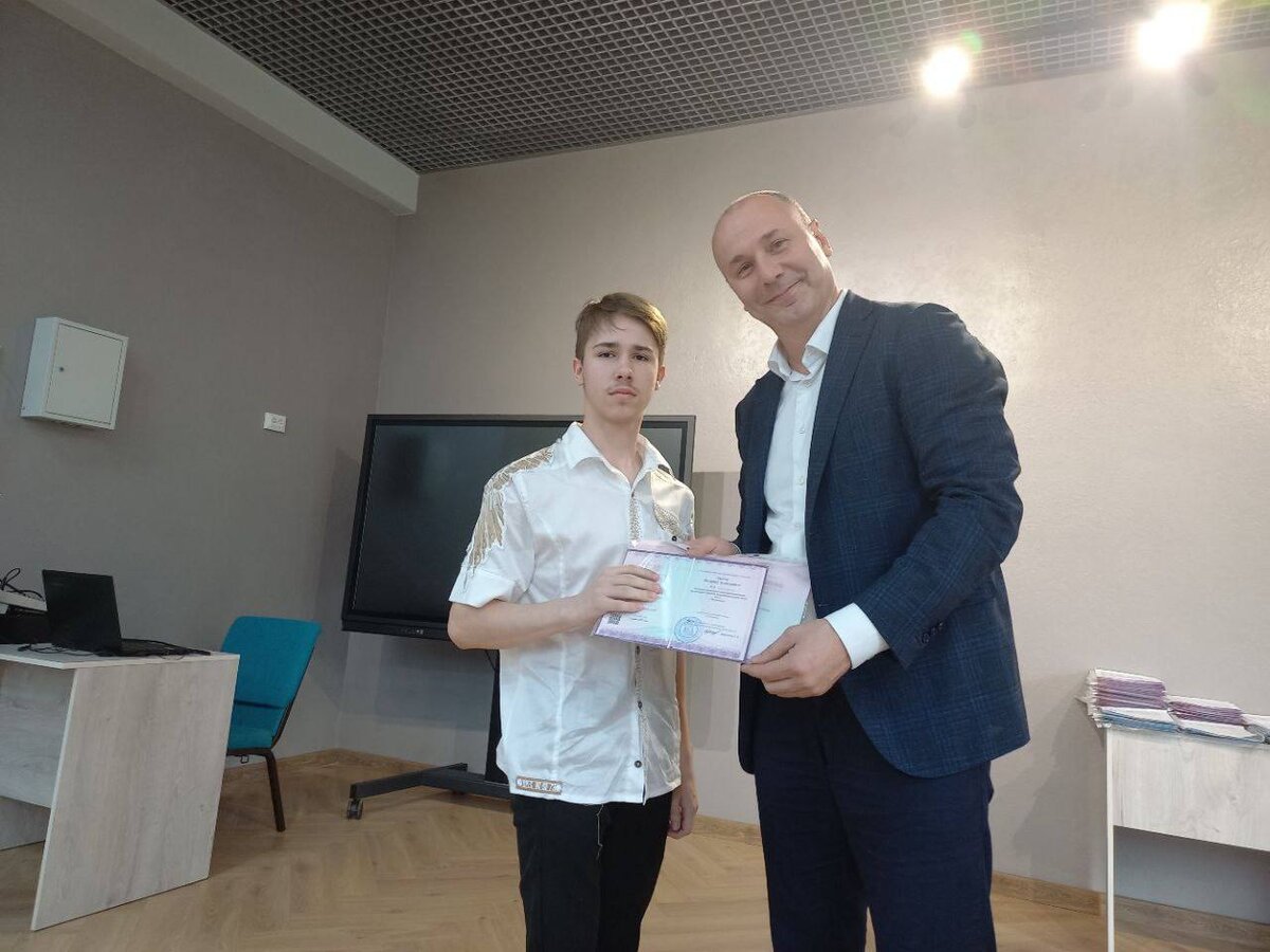 Руководитель Федеральной службы по надзору в сфере образования и науки Анзор Музаев выдал мелитопольским школьникам первые аттестаты российского образца 