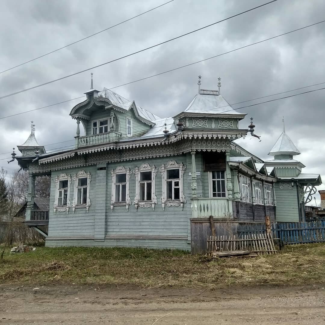 Дом со щуками, Революционная ул., 1, село Заозерье. Деревянный сельский модерн.