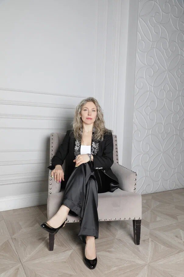 Спросите муху, видела ли она на этой поляне цветы, она вам ответит: «Не видела. А вот навоза здесь полно». И муха начнёт подробно перечислять все места с навозом, где ей только удосужилось побывать. 
А если спросите пчелу, видела ли она здесь навоз, она ответит: «Не видела. На этой поляне так много прекрасных цветов!»

Пчела в куче навоза отыщет цветок и соберет с него нектар. А муха на цветущей поляне найдёт место с навозом и сядет на него.

Так и в нашей жизни: то, на что мы акцентируем свое внимание, является нашей жизнью. Жизнь пчелы или мухи - каждый выбирает для себя сам.

