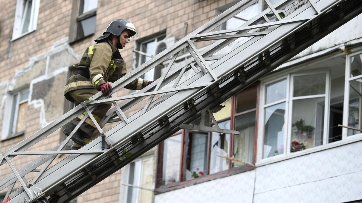    Сотрудник МЧС ДНР на стреле пожарной машины во время ликвидации последствий обстрелов со стороны ВСУ Донецка© РИА Новости / Константин Михальчевский