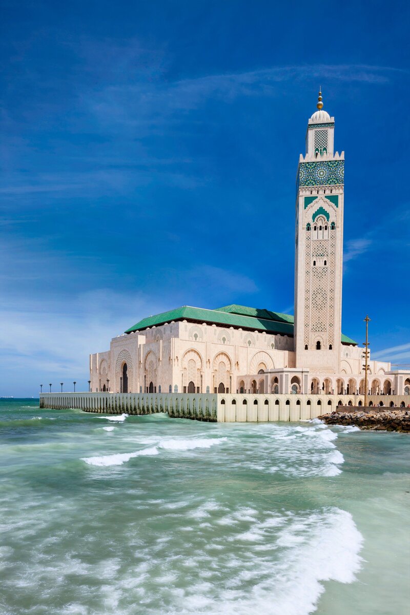 Город касабланка. Мечеть Хасана II Марокко. Касабланка Марокко мечеть Хасана. Мечеть Хасана второго в Касабланке. Великая мечеть Хасана второго, Касабланка, Марокко.