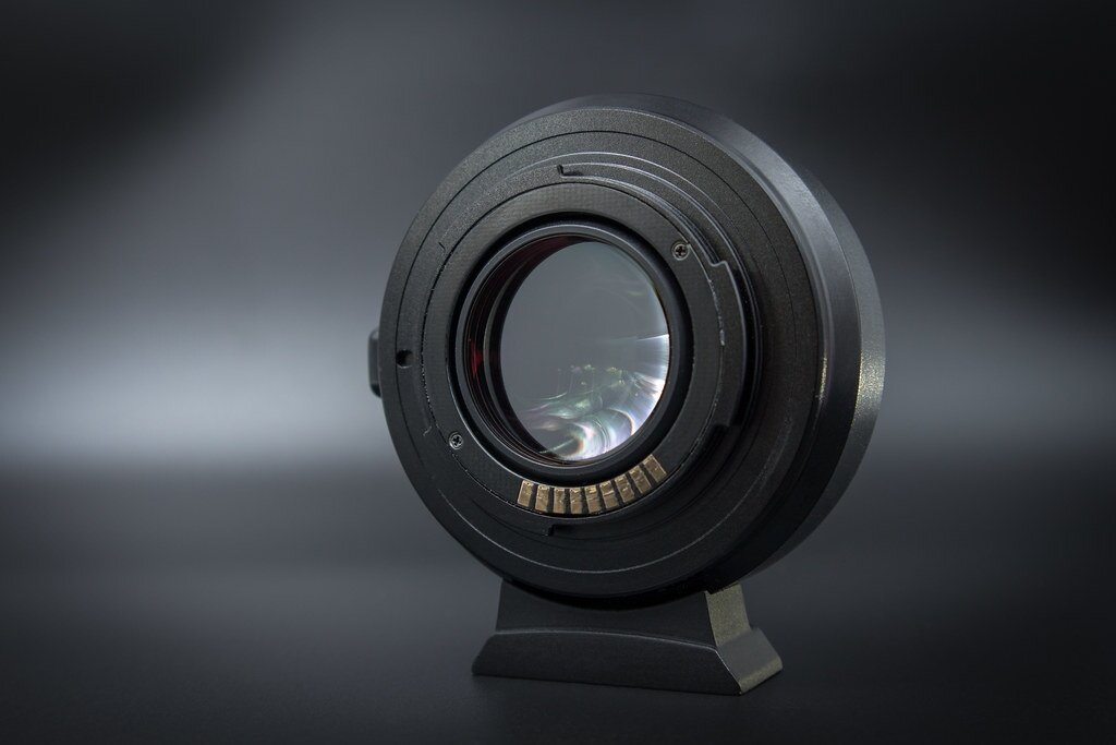    Со спидбустером фиксовый объектив 85мм преобразуется в 60мм, превратив портретник в универсальную оптику / Источник: live.staticflickr.com