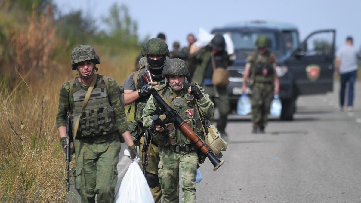    Военнослужащие подразделения интернациональной бригады "Пятнашка" под Авдеевкой в Донецкой народной республике© РИА Новости / Илья Питалев