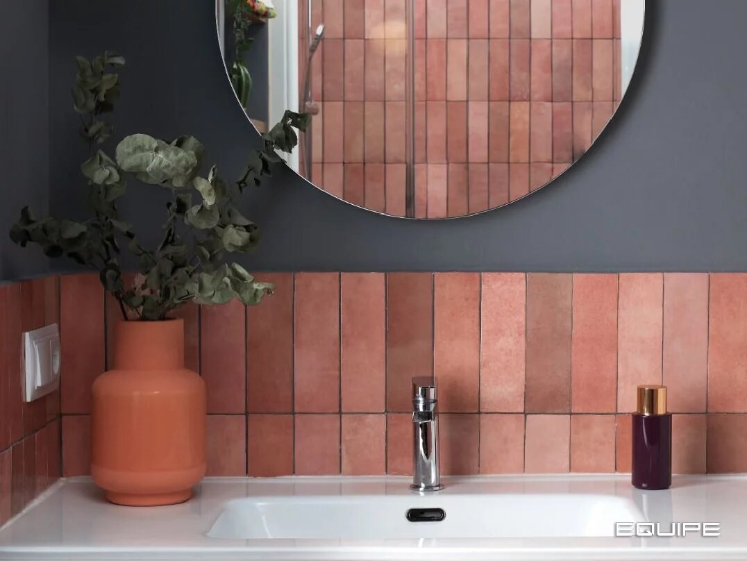 Выразительный розовый дизайн ванной комнаты с плиткой Artisan Equipe