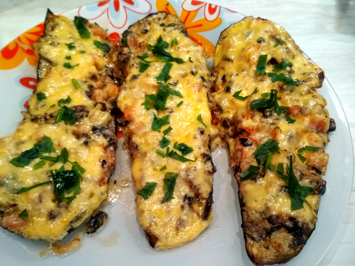 Фото автора. Запечённые баклажаны с начинкой из шампиньонов.