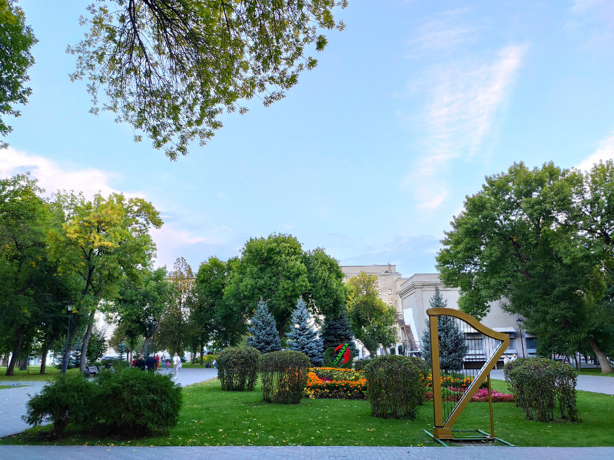 Симпатичный сквер с торца театра