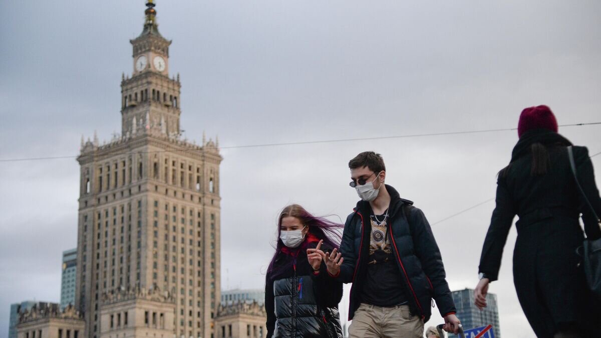    Прохожие в медицинских масках на улице в Варшаве© РИА Новости / Алексей Витвицкий