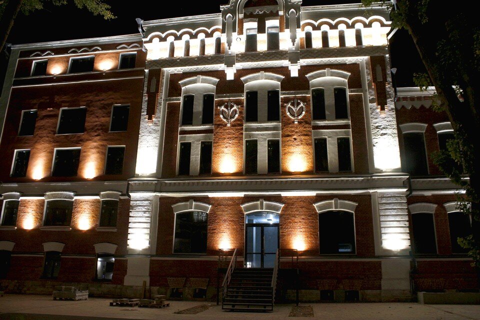     После реставрации здание обзавелось архитектурной подсветкой. Екатерина СИМОХИНА
