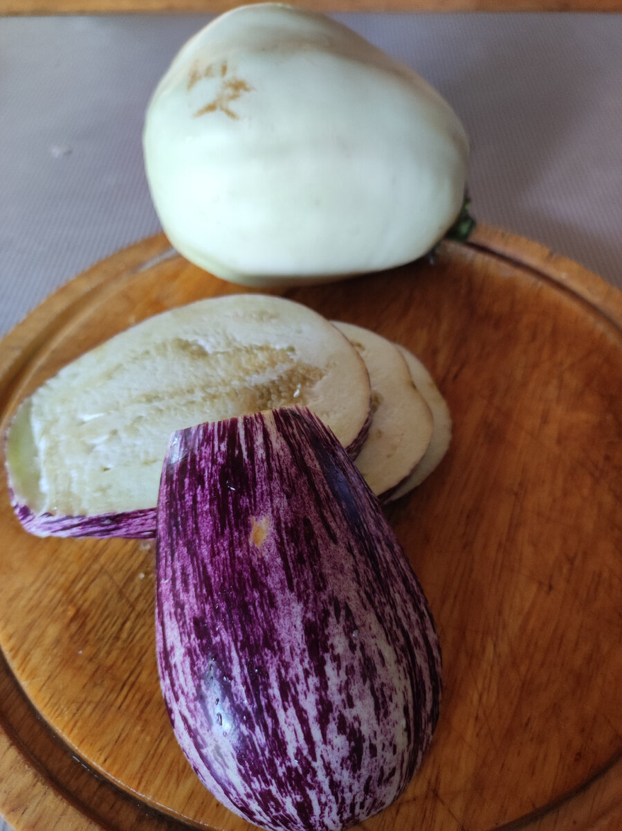 В последние годы, я полюбила белые и мраморные баклажаны. Фото автора Натальи Белотеловой. 