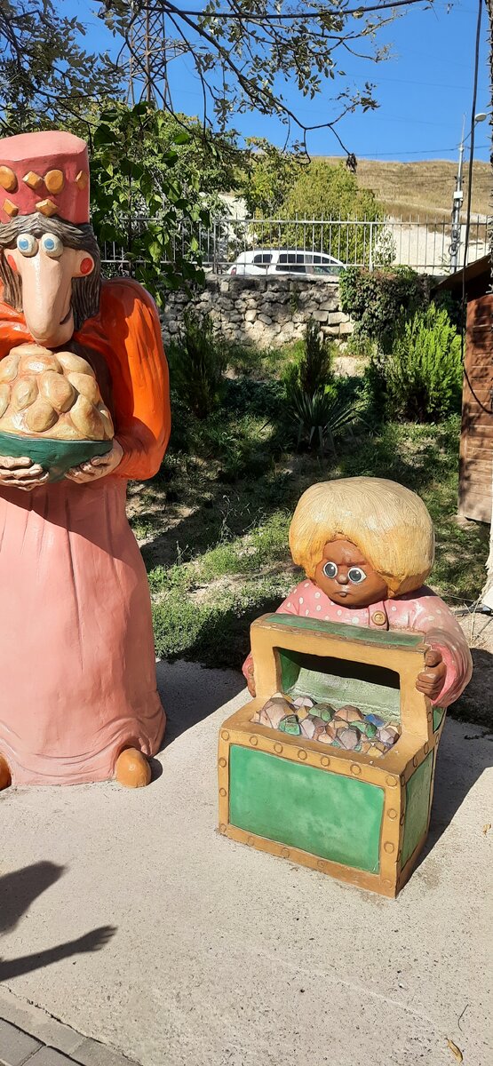 Я почему-то его лицо более добрым запомнила..