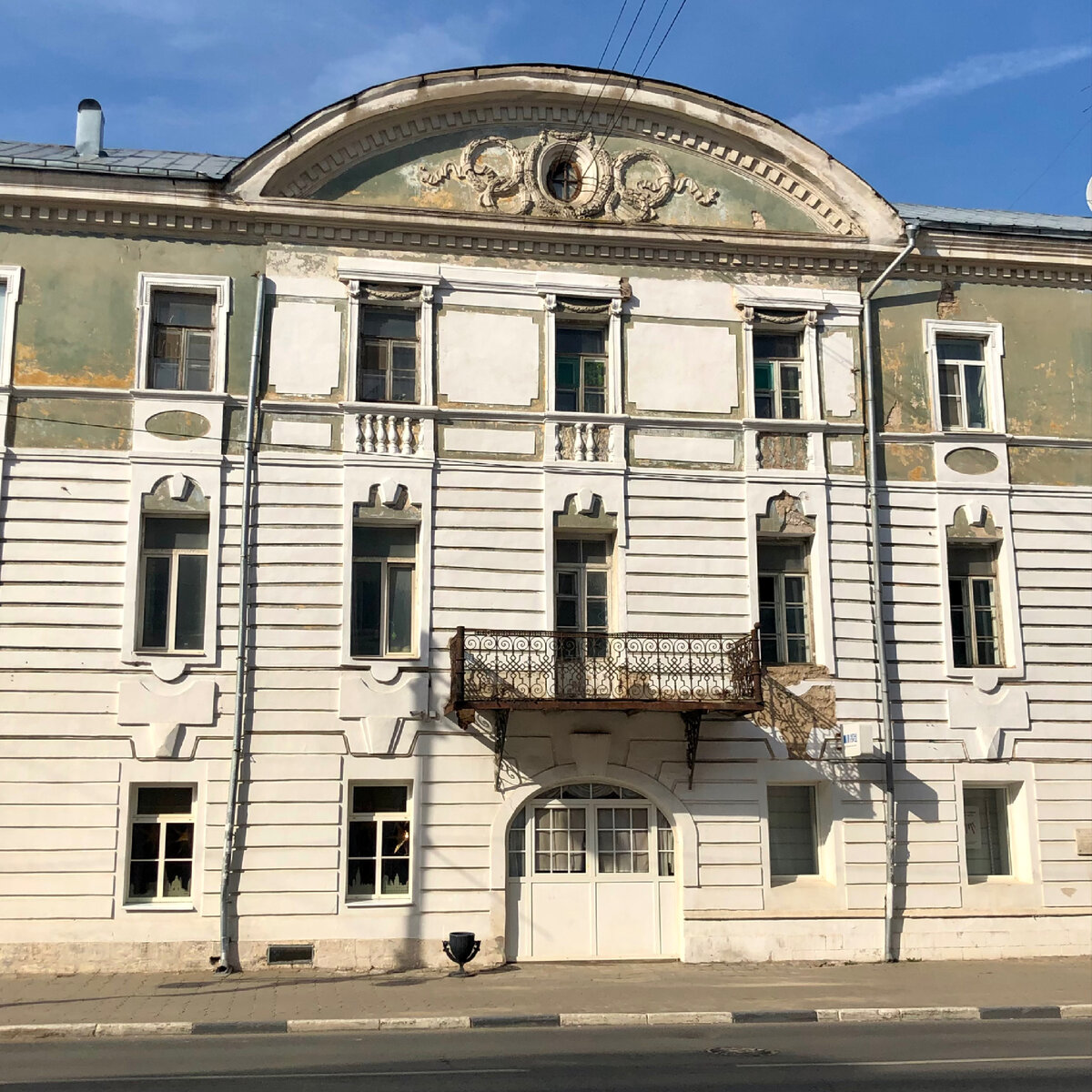 В этом доме (Советская, 7) останавливался во время путешествий драматург Островский