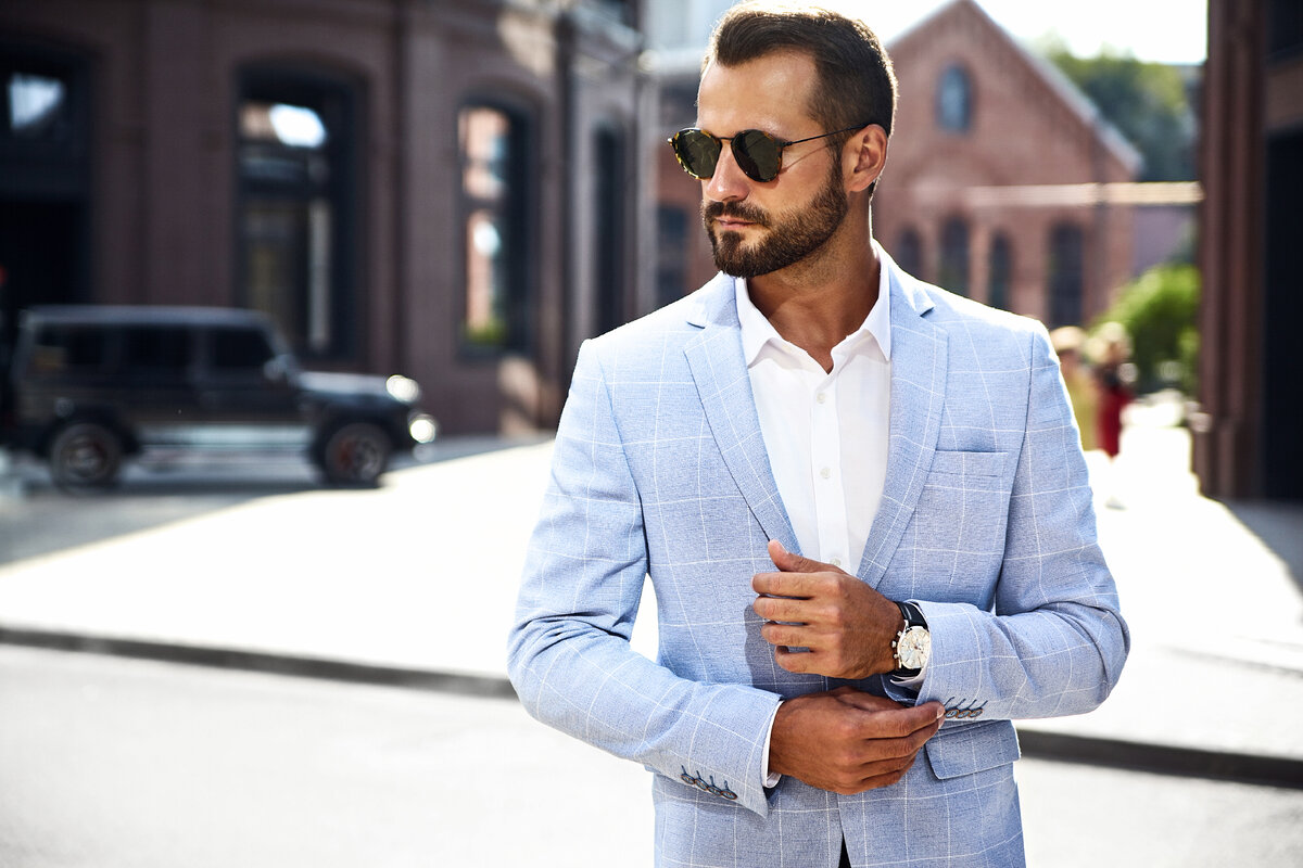 https://ru.freepik.com/free-photo/handsome-fashion-businessman-model-dressed-in-elegant-blue-suit-posing-on-street_7253312.htm#query=%D0%BC%D0%B0%D1%87%D0%BE&position=32&from_view=search