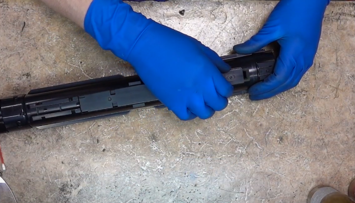 Фото 9. Задвигаем короткую крышку на выходном отверстии