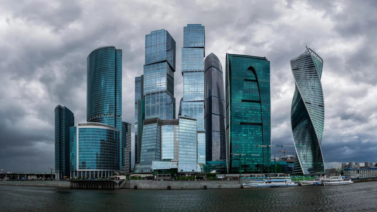 Вторая справа – башня «Империя»