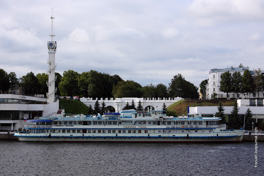 Теплоход поезд. Поезд теплоход. Автобус, поезд, теплоход, самолёт. Что относится к воздушному транспорту. Путешествие поездом теплоходом самолётом.