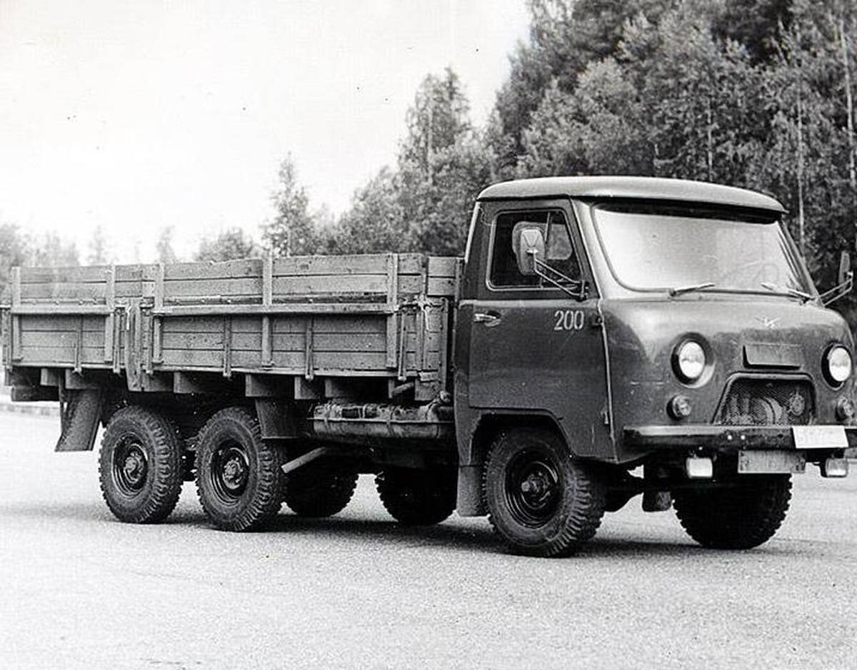 Чуть позже на УаЗе попробовали соорудить невнятный грузовичок, который и вовсе остался незамеченным. Примечательно, что предприятие сделало прототип, показанный на фото, путем сращивания двух бортов и двух рам - запомните этот инженерный опыт, позже он нам еще встретится. 