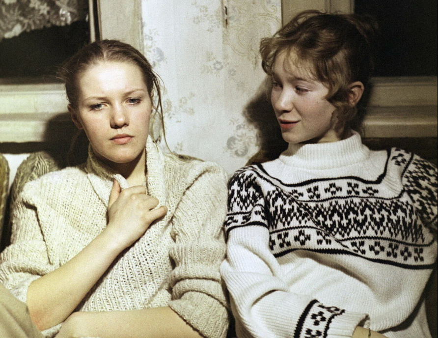 Источник изображения: кадр из фильма «Ключ без права передачи». Елена Проклова и Марина Левтова.