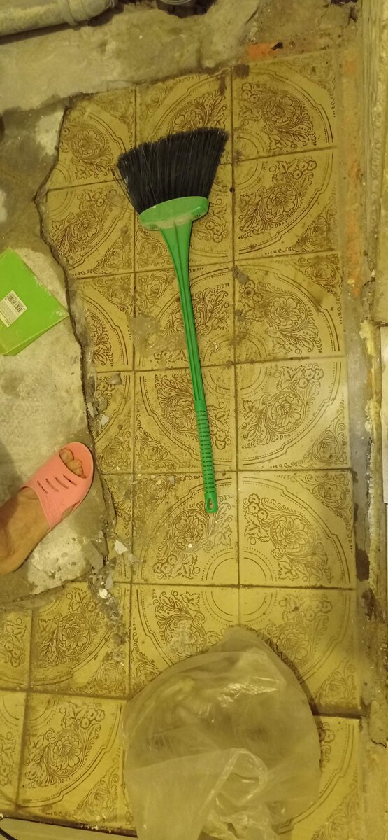 плитка под стяжкой, а под ней еще плитка))