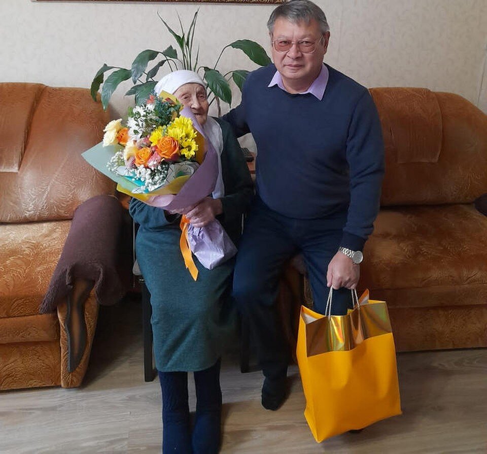 Зайнаб Хадыеву с 103-м Днем рождения приехал поздравить глава районной администрации Марс Кашапов (справа)