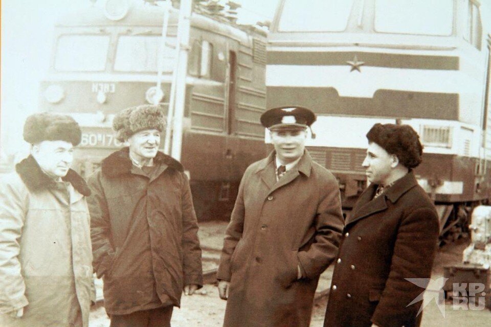     Слева направо: Владимир Мареев - помощник машиниста электровоза Н-О 001, Георгий Стрельников - машинист электровоза Н-О 001, Иван Киселев - машинист электровоза Н-О 002 и машинист Н-О 005 Филиппов А.П.