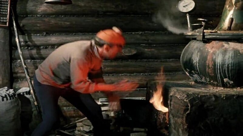 Вот и самогонщик Никулина готовится получить бесценный опыт...