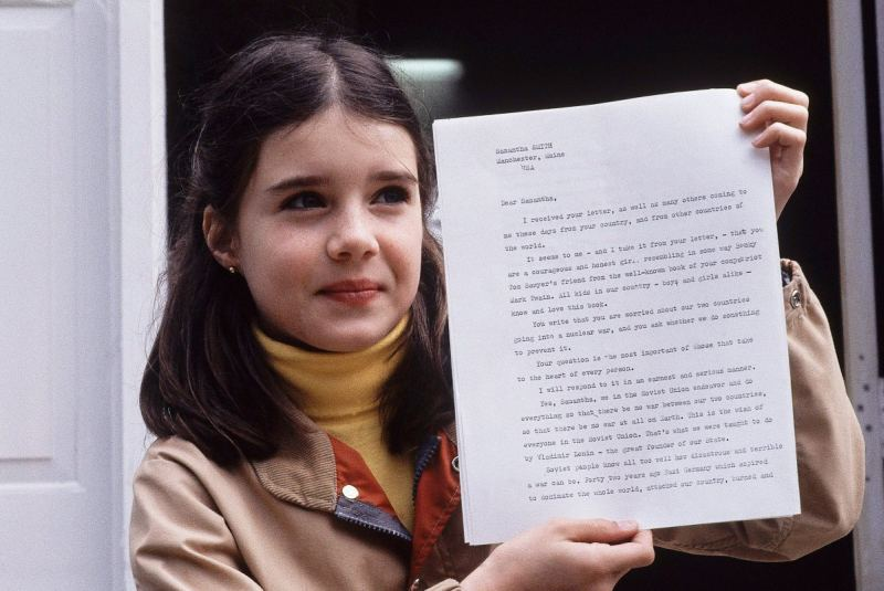 Саманта Смит с письмом от Юрия Андропова

26 апреля 1983 года американская девочка Саманта Смит (1972—1985) из штата Мэн получила письменный ответ на своё письмо в Кремль от Генерального секретаря ЦК