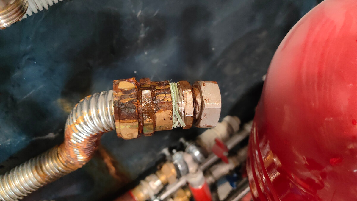 Выкручиваю анаероб. Тяжело, но идёт. Течей не было.