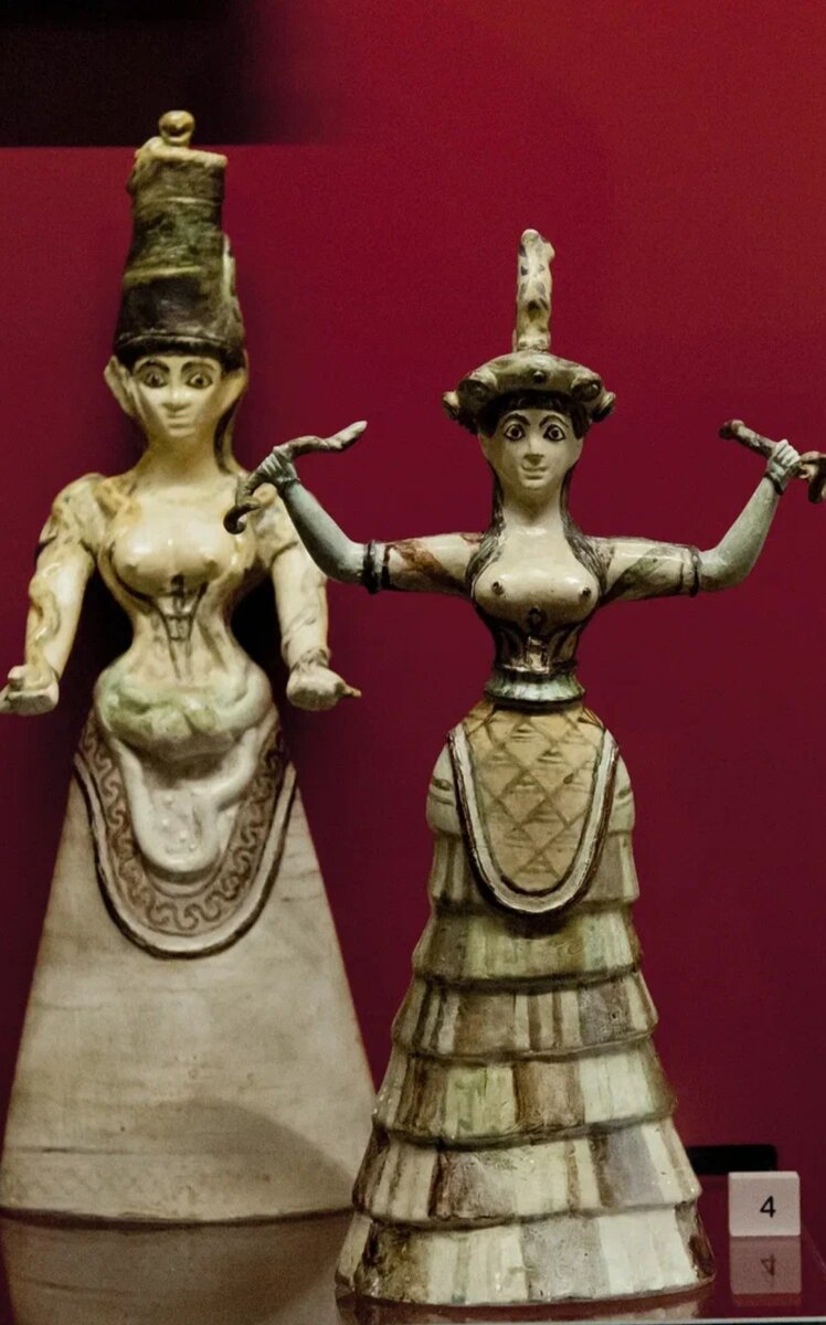 Критские фигурки жриц со змеями. Предок корсета в критском варианте грудь оставлял обнаженной.