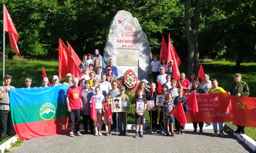 Участники патриотической акции у памятника защитникам перевалов Кавказа