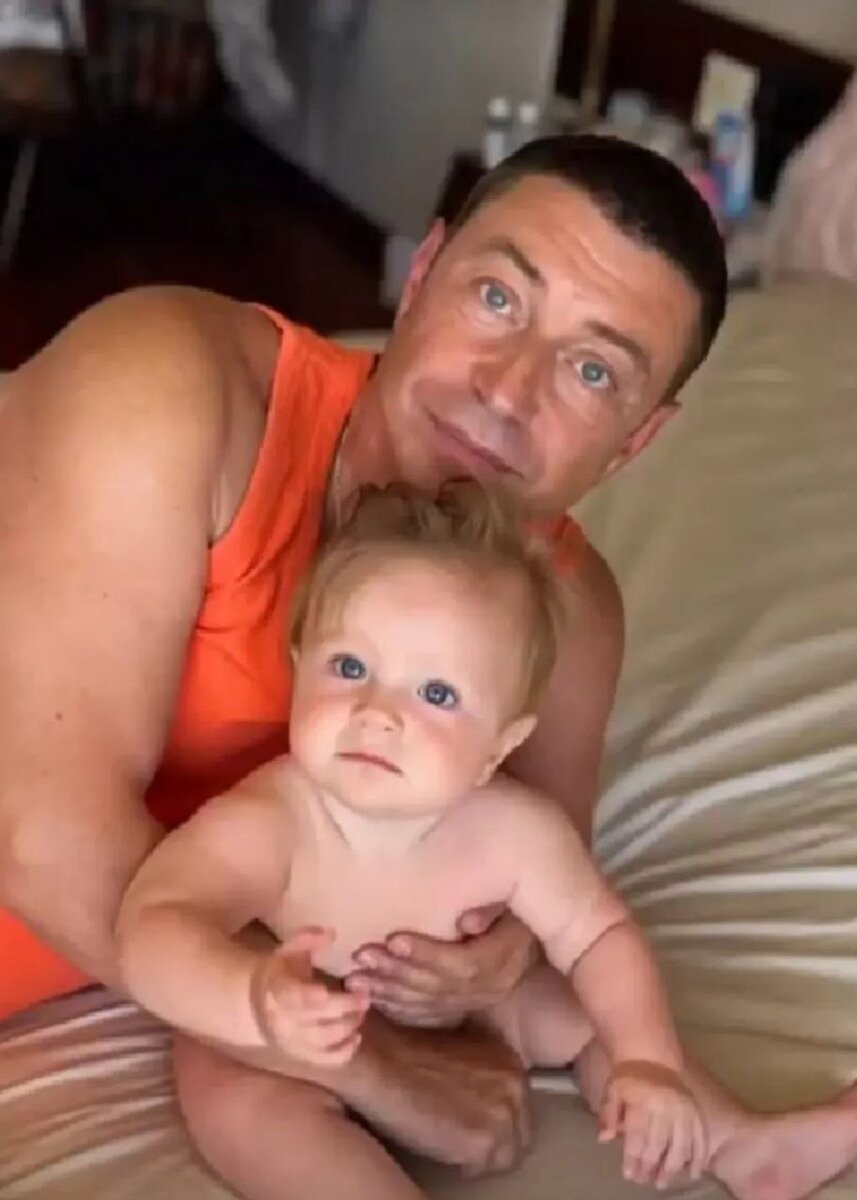    Супруг с ребенкомСоцсети