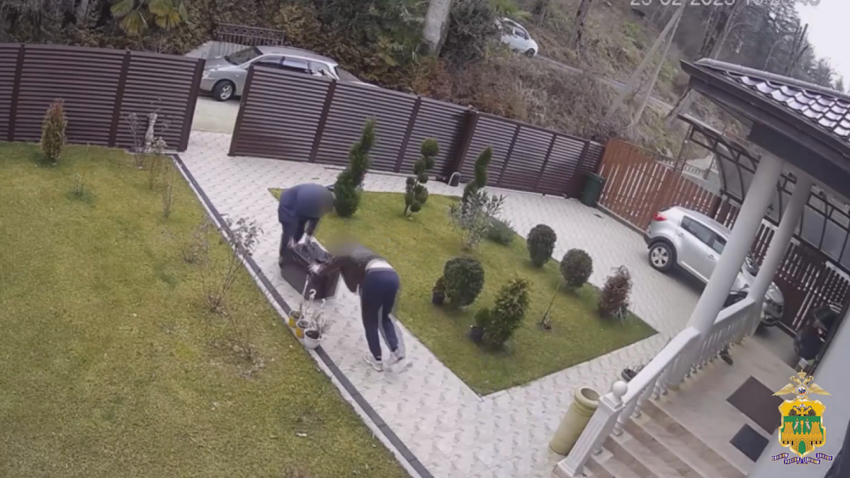 Момент кражи сейфа. ФОТО: пресс-служба ГУ МВД России по Краснодарскому краю. 