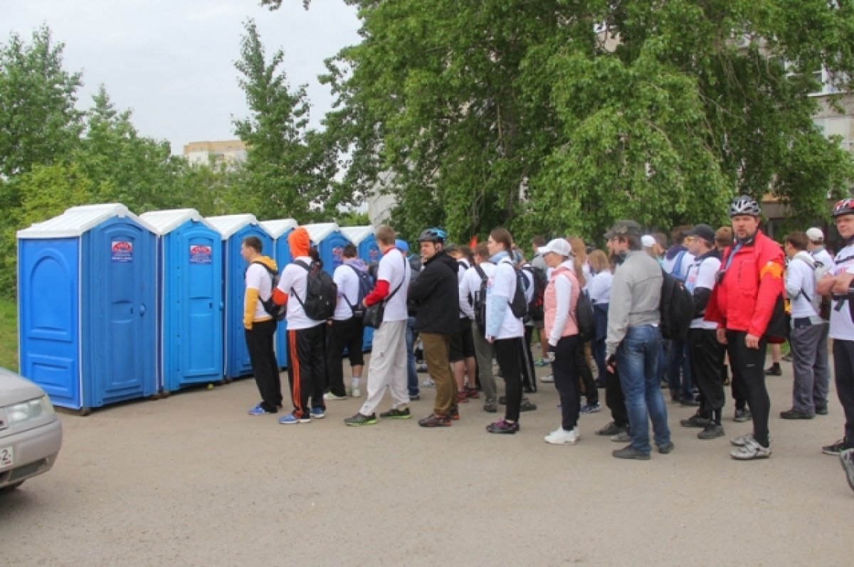 Бабы в биотуалете. Туалеты на фестивале. Очередь в общественный туалет. Очередь в туалет фото. Туалет на дне города