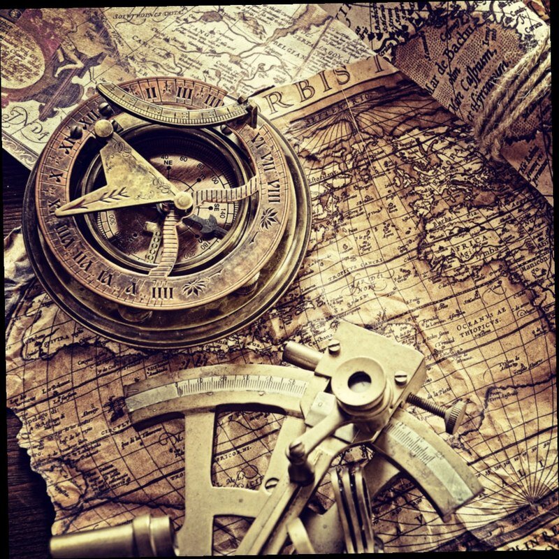 Старинный компас и карты