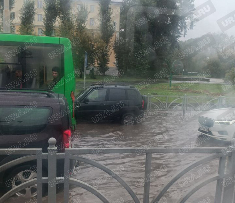    Возле трамвайной остановки на Большакова