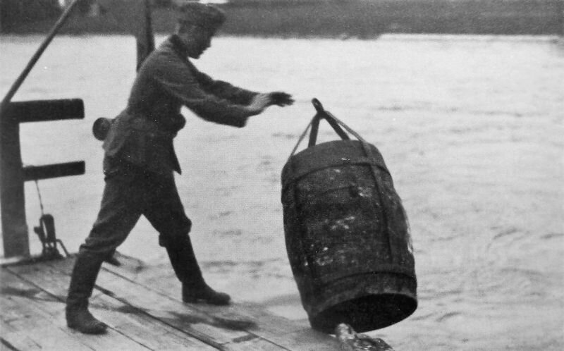 Немецкий солдат сбрасывает в Рейн бочку с пропагандистскими листовками, осень 1939 года.