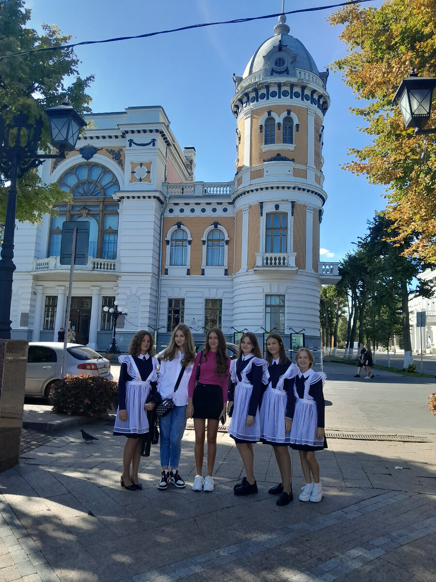 Школьницы согласились мне попозировать (перед краеведческим музеем г.Ульяновска)